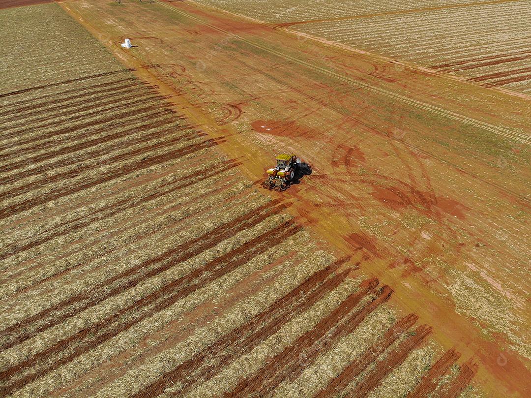 Fotos Fertilizando a terra onde a cana-de-açúcar foi plantada vista aérea