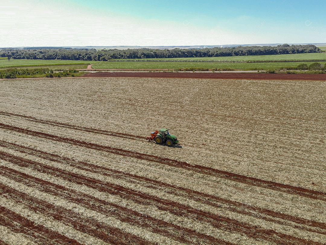Fotos Fertilizando a terra onde a cana-de-açúcar foi plantada vista aérea