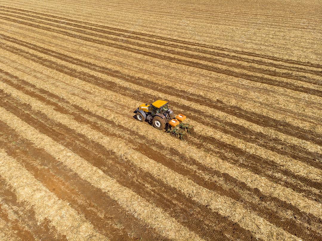 Fotos Fertilizando a terra onde a cana-de-açúcar foi plantada vista aérea