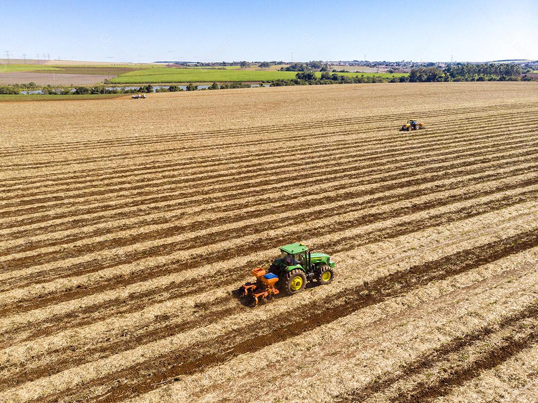 Fotos Fertilizando a terra onde a cana-de-açúcar foi plantada vista aérea