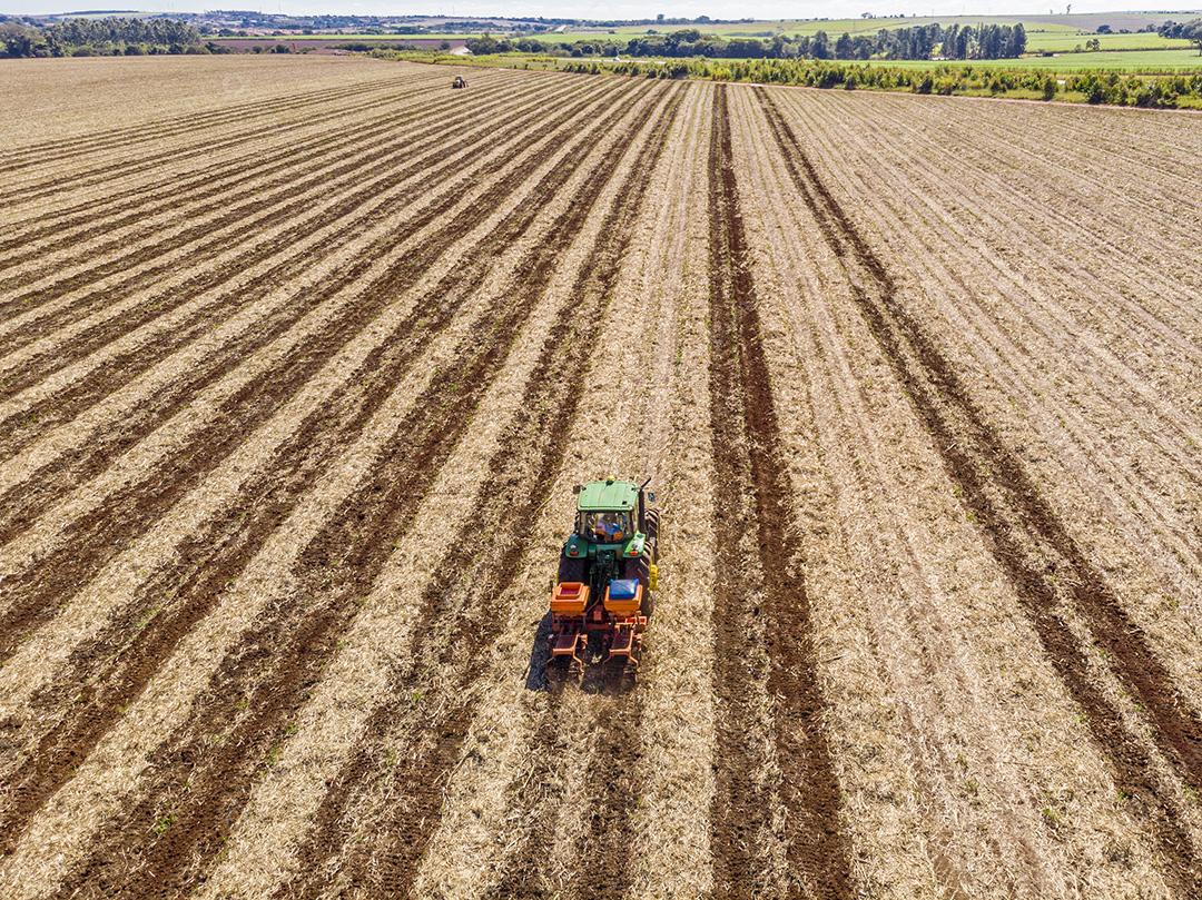 Fotos Fertilizando a terra onde a cana-de-açúcar foi plantada vista aérea
