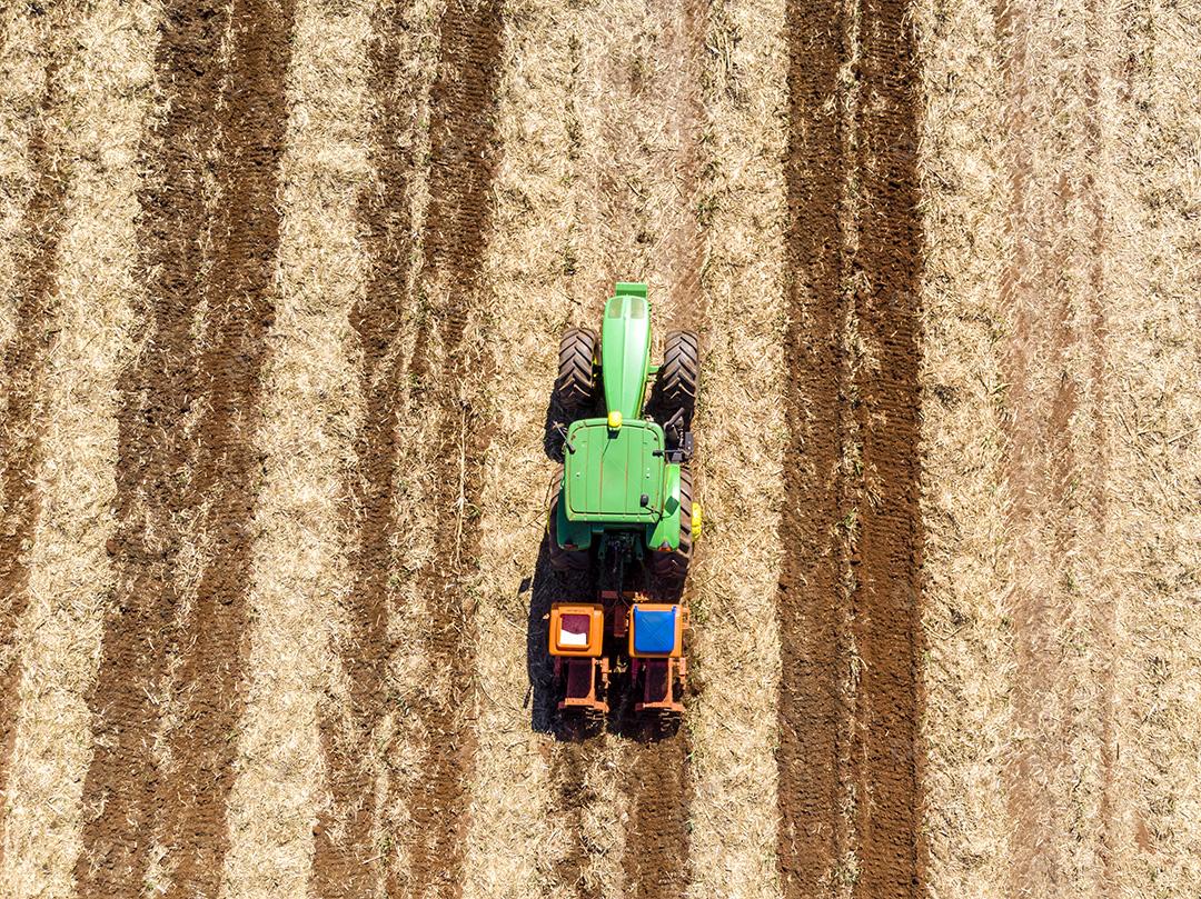 Fotos Fertilizando a terra onde a cana-de-açúcar foi plantada vista aérea