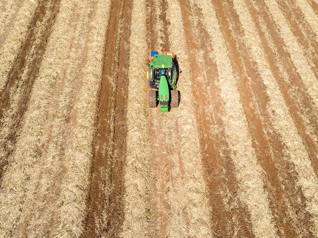 Fotos Fertilizando a terra onde a cana-de-açúcar foi plantada vista aérea