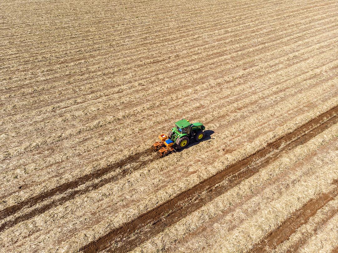 Fotos Fertilizando a terra onde a cana-de-açúcar foi plantada vista aérea