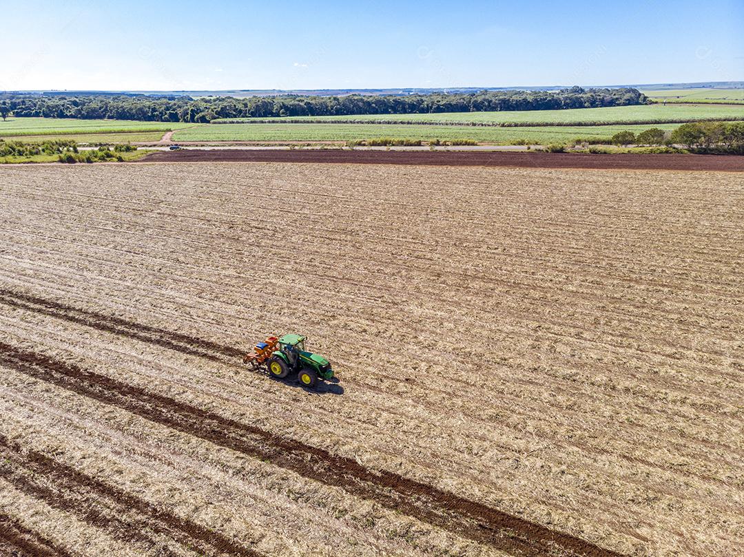 Fotos Fertilizando a terra onde a cana-de-açúcar foi plantada vista aérea