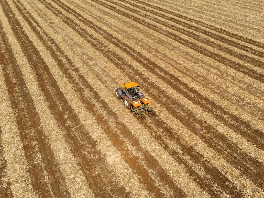 Fotos Fertilizando a terra onde a cana-de-açúcar foi plantada vista aérea