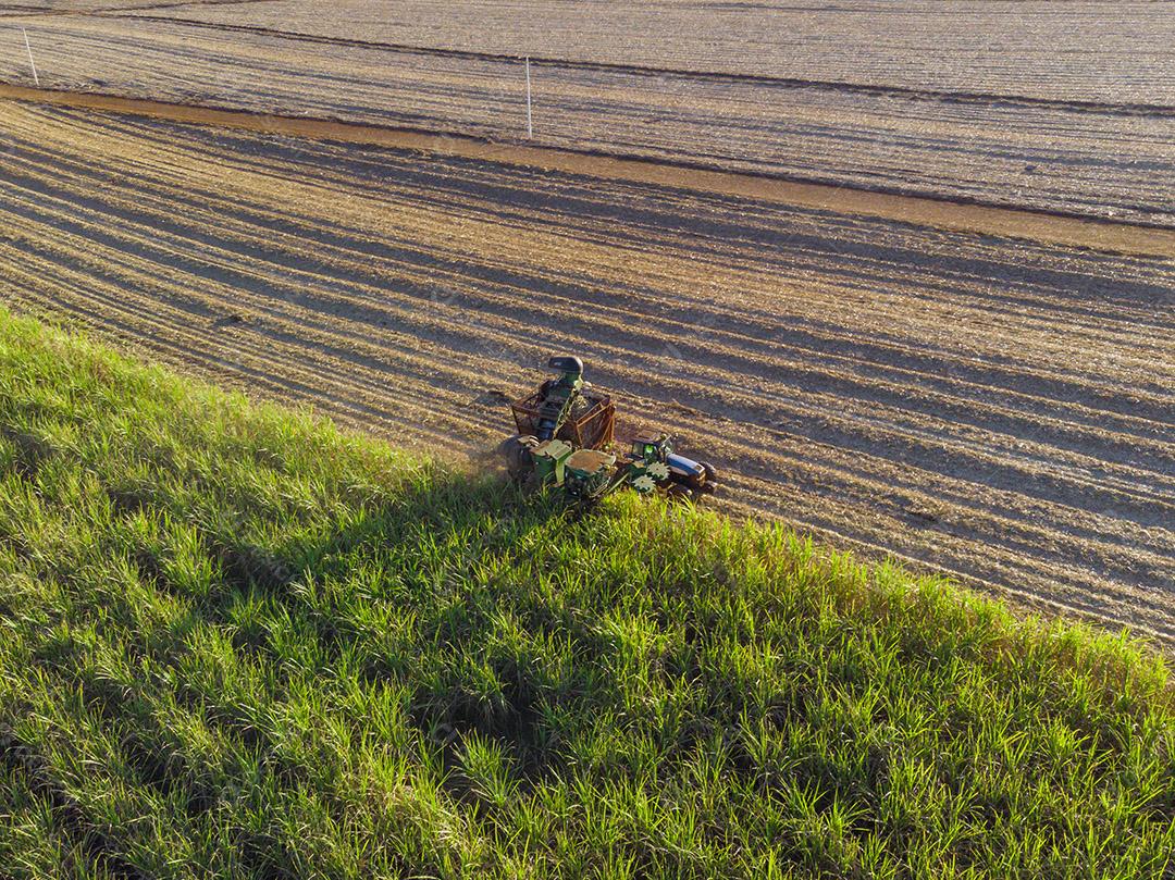 Fotos Tratores agrícolas trabalhando vista aérea da plantação colheita de cana-de-açúcar