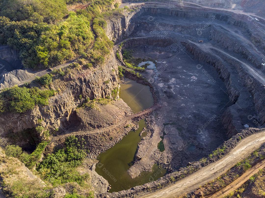 Um belo pôr do sol atrás de um buraco de pedreira Imagem JPG