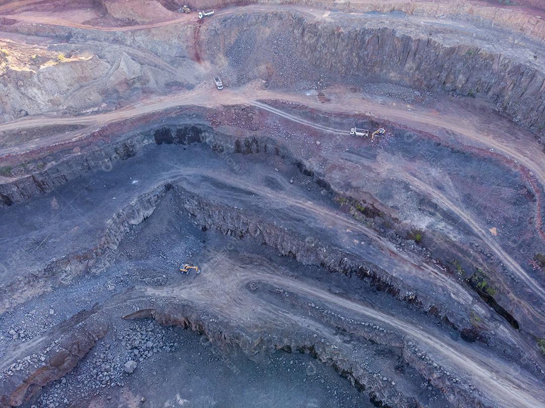 Um belo pôr do sol atrás de um buraco de pedreira Imagem JPG