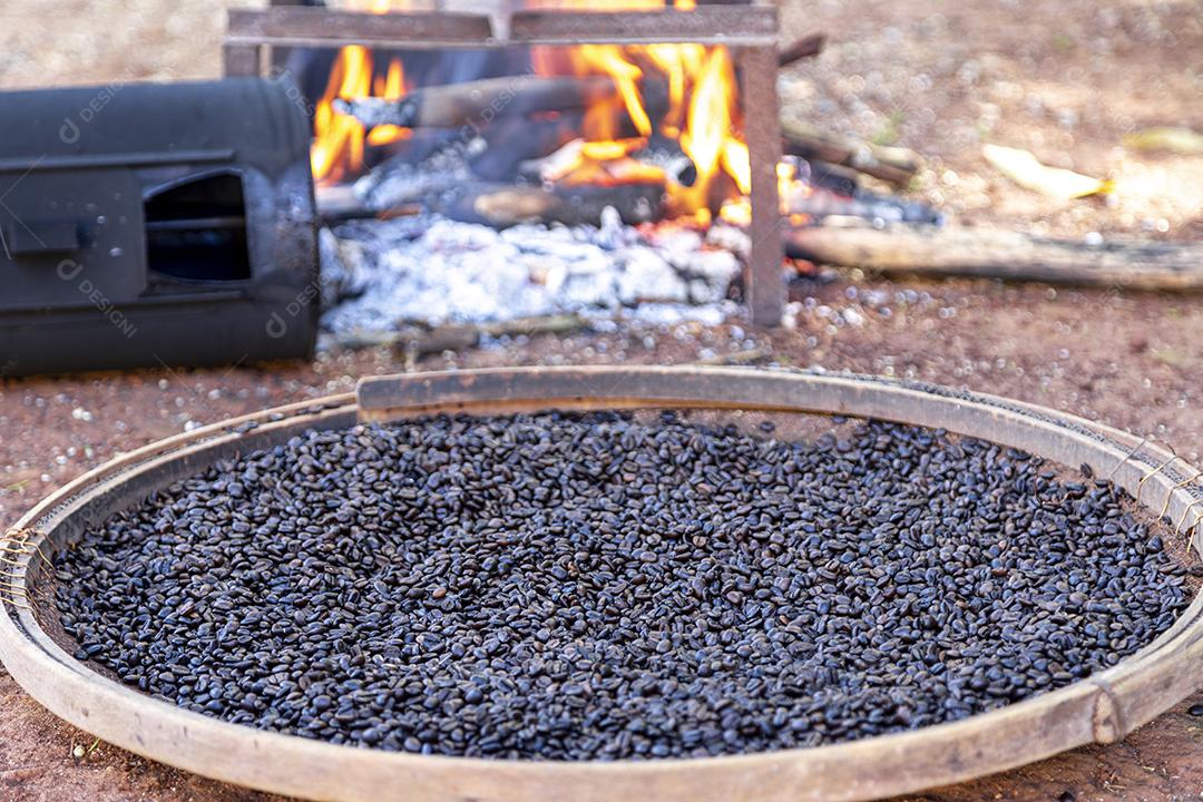 Torrando café à moda antiga da fazenda, torrador manual, fogo a lenha Imagem JPG