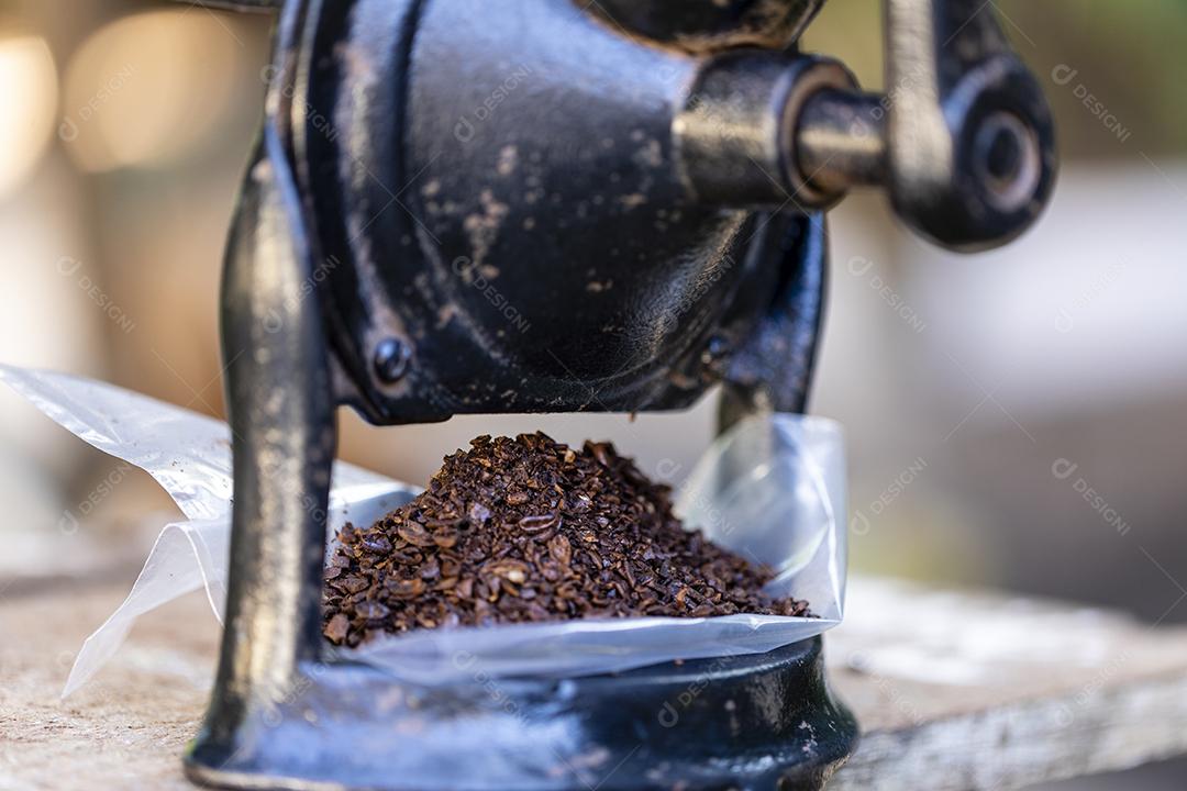 Café moído no moedor manual Imagem JPG