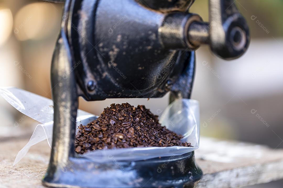 Café moído no moedor manual Imagem JPG