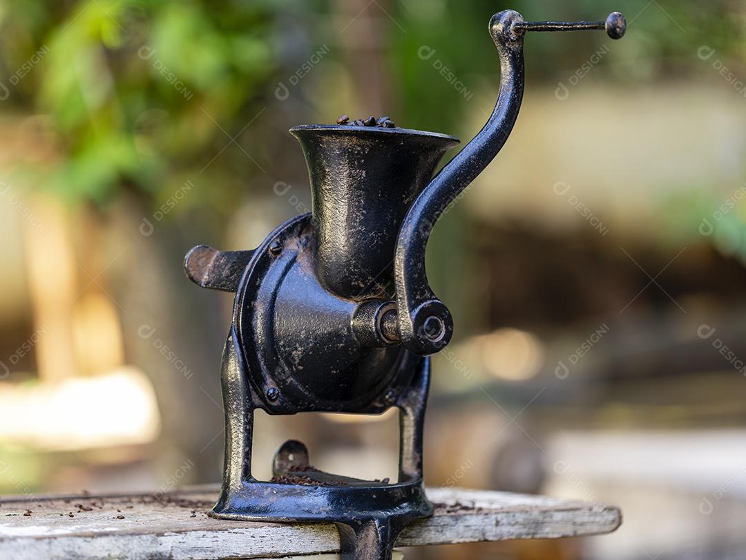 Café moído no moedor manual Imagem JPG