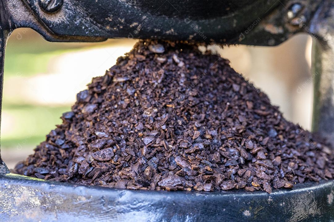 Café moído no moedor manual Imagem JPG