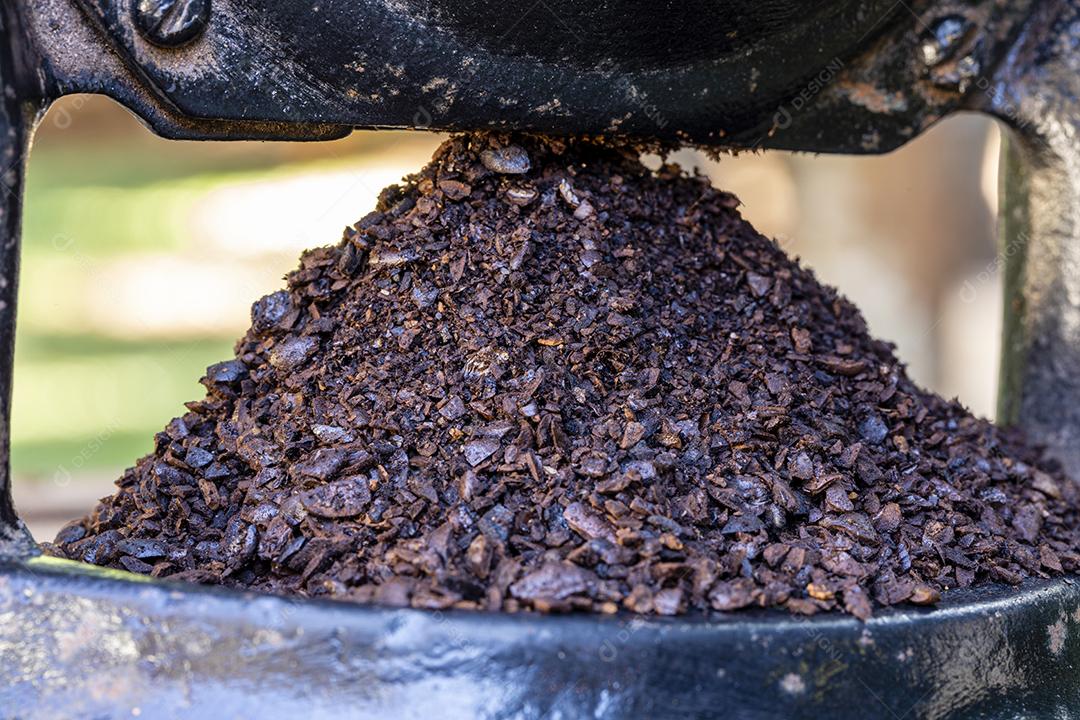 Café moído no moedor manual Imagem JPG