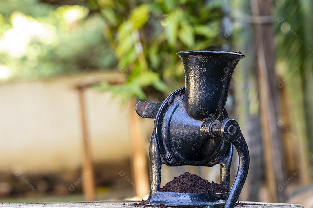 Café moído no moedor manual Imagem JPG