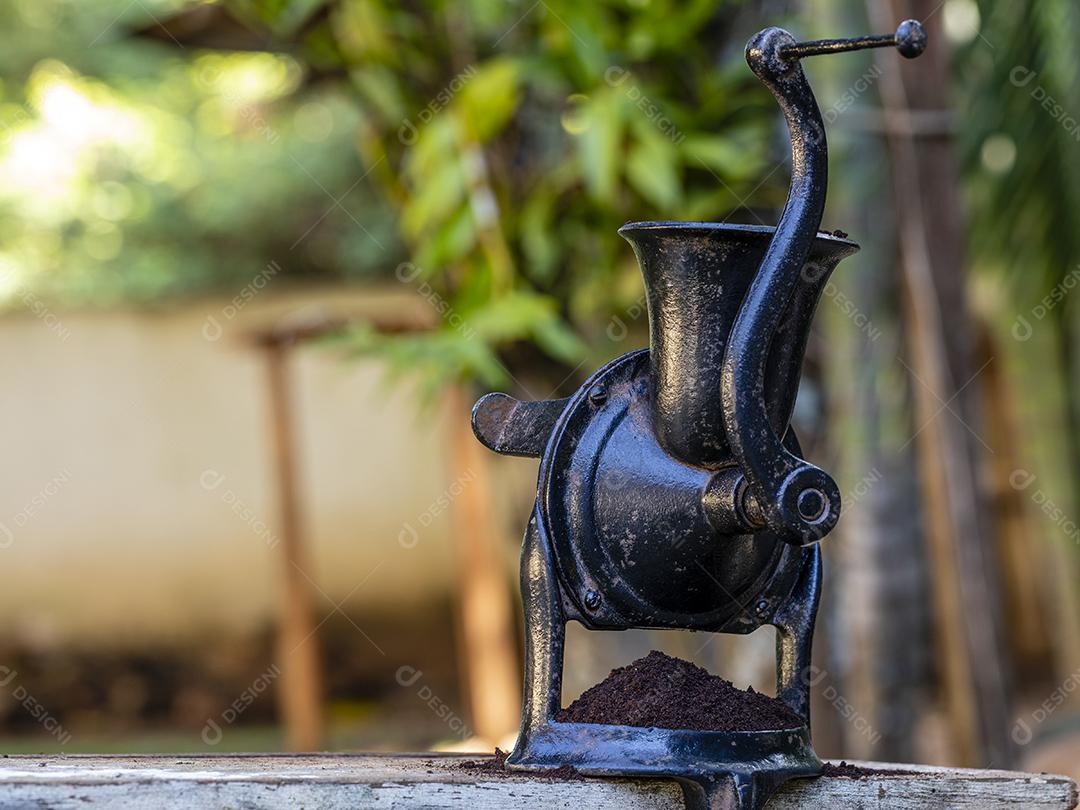 Café moído no moedor manual Imagem JPG