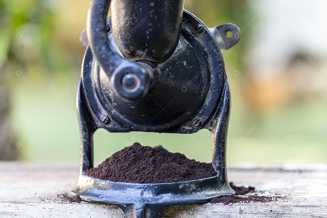 Café moído no moedor manual Imagem JPG