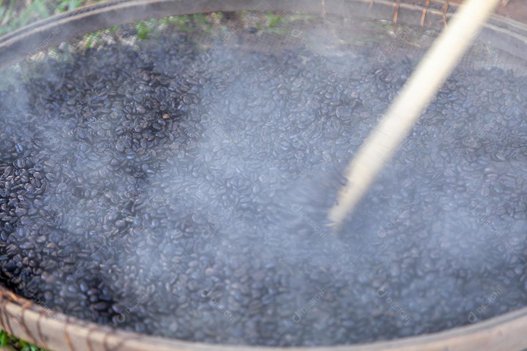 Grãos de café torrados acabados de sair do fogo Imagem JPG