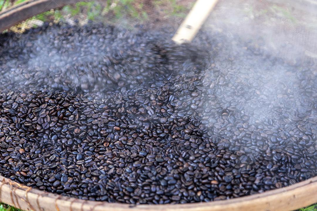 Grãos de café torrados acabados de sair do fogo Imagem JPG