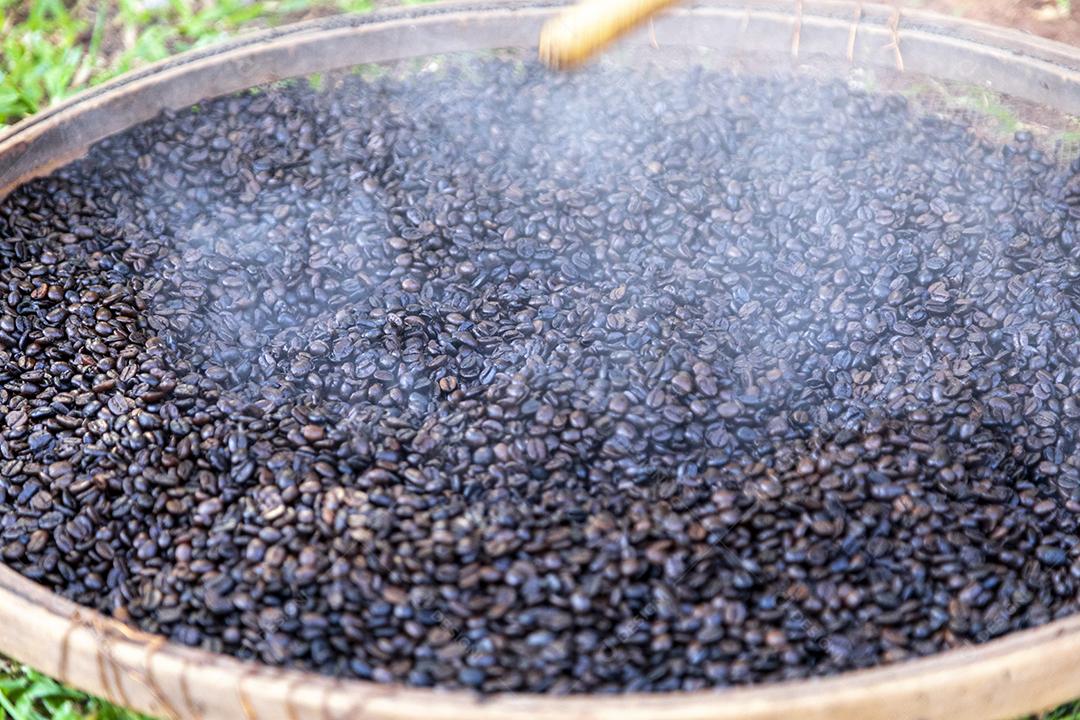 Grãos de café torrados acabados de sair do fogo Imagem JPG