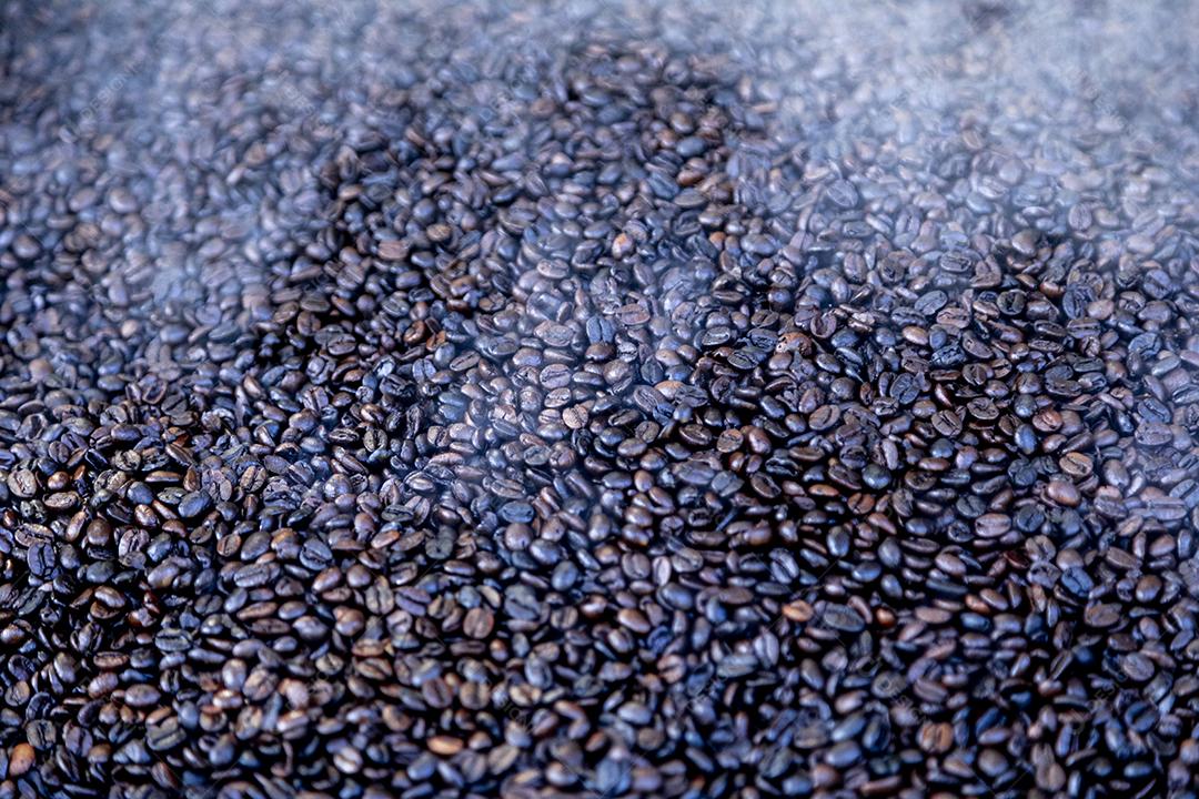 Grãos de café torrados acabados de sair do fogo Imagem JPG