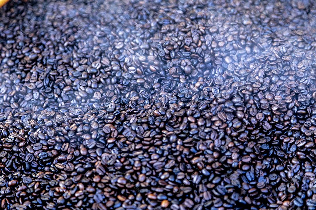 Grãos de café torrados acabados de sair do fogo Imagem JPG