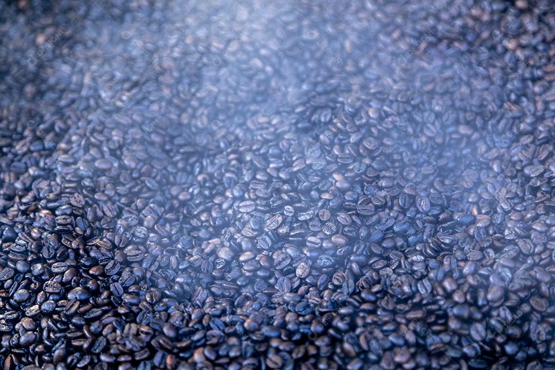 Grãos de café torrados acabados de sair do fogo Imagem JPG