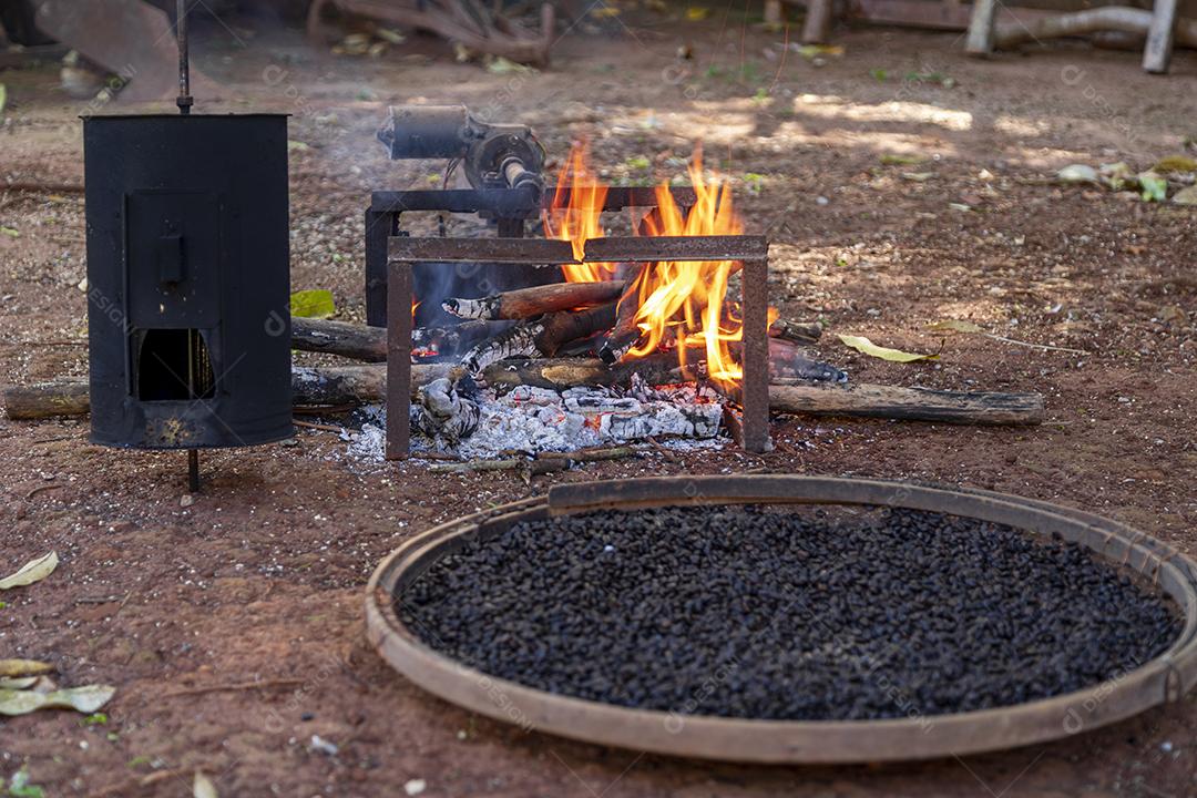 Torrando café á moda antiga da fazenda torrador manual Imagem JPG
