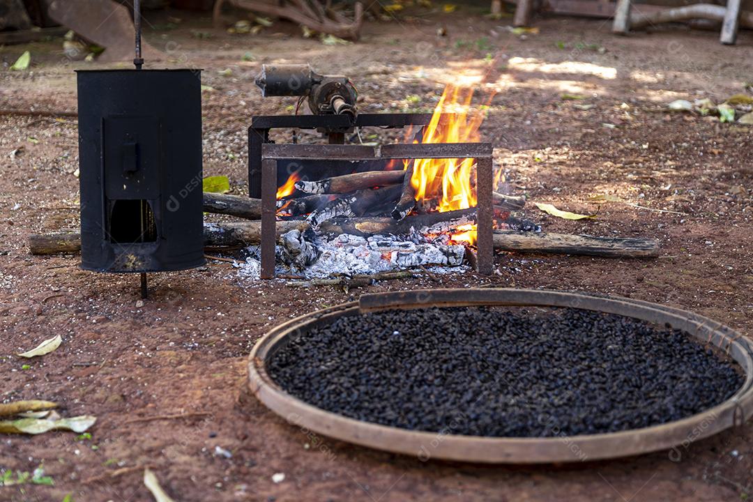 Torrando café á moda antiga da fazenda torrador manual Imagem JPG