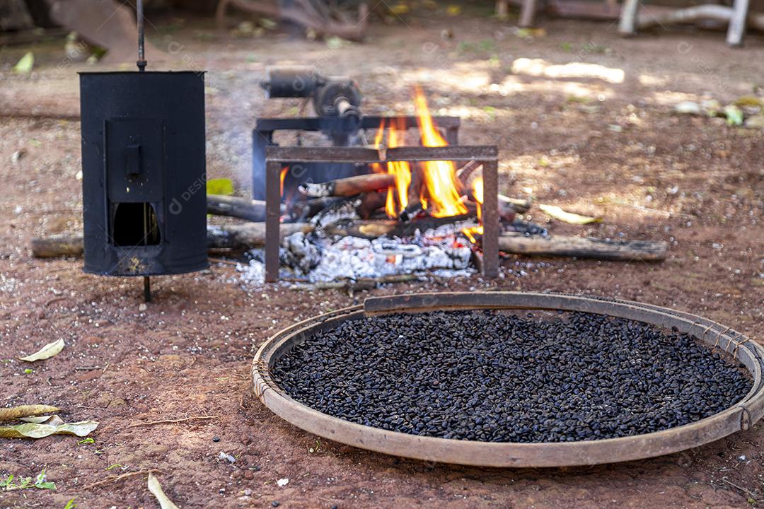 Torrando café á moda antiga da fazenda torrador manual Imagem JPG