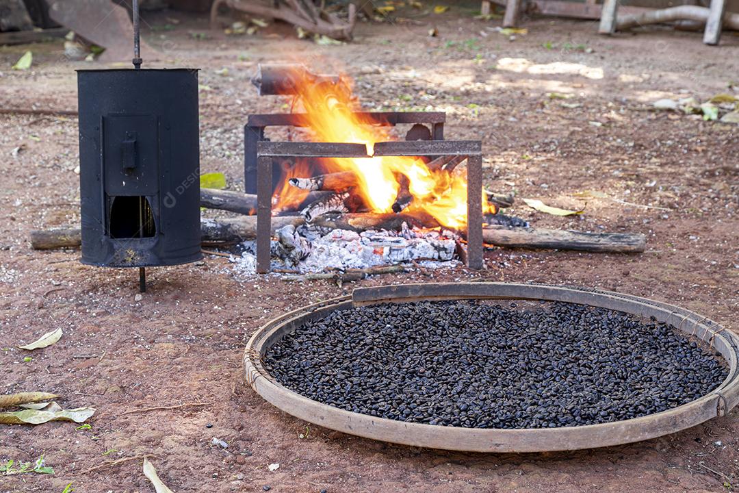 Torrando café á moda antiga da fazenda torrador manual Imagem JPG