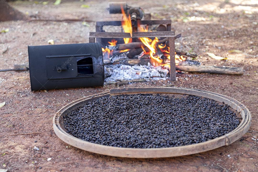 Torrando café á moda antiga da fazenda torrador manual Imagem JPG