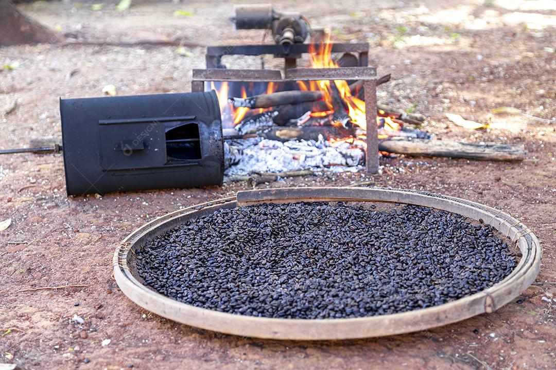 Torrando café á moda antiga da fazenda torrador manual Imagem JPG