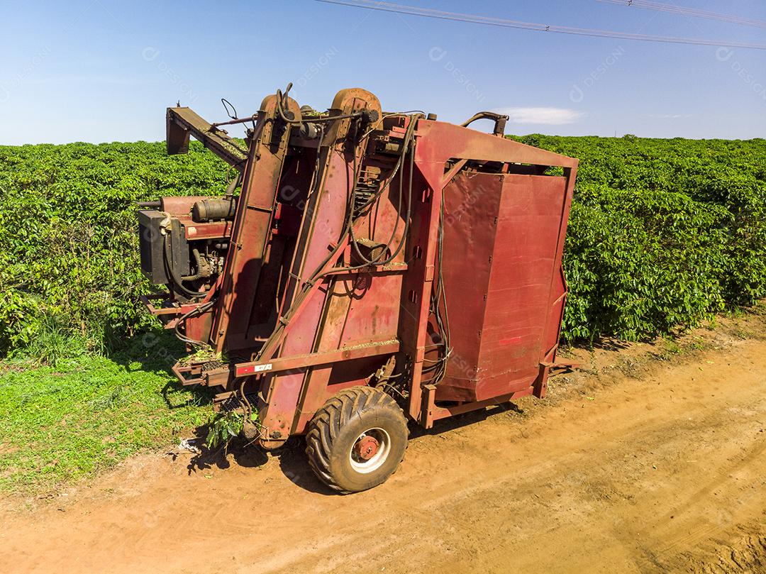 Máquina no campo colhendo café na plantação Imagem JPG