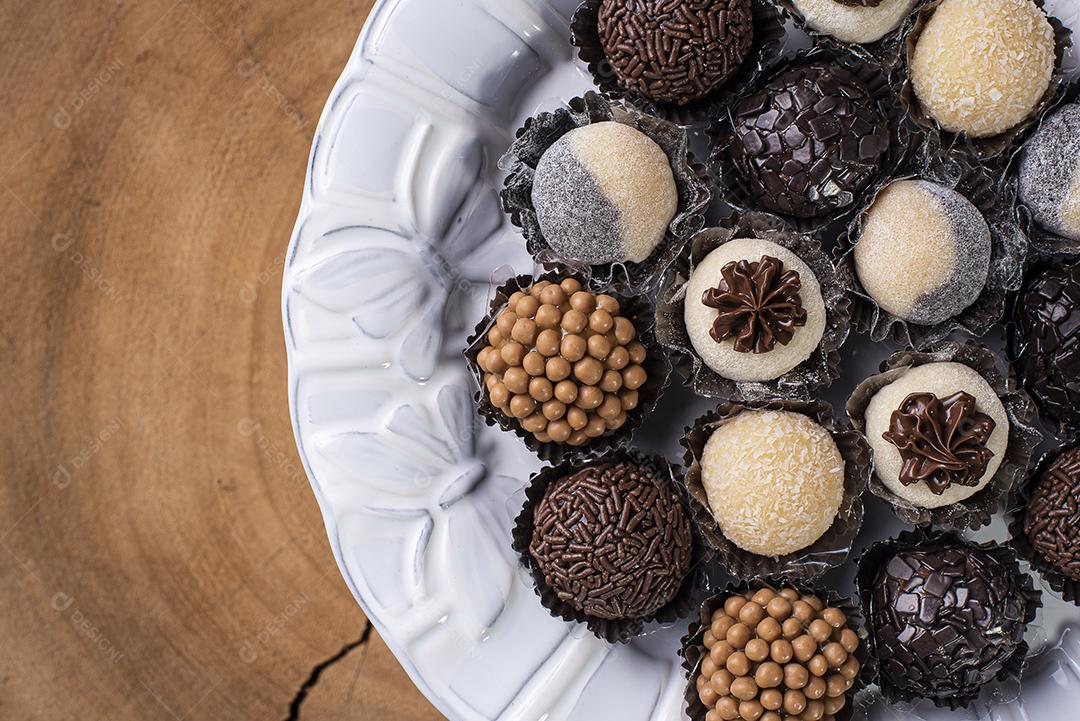 Brigadeiro. Típico doce brasileiro. Muitos tipos de brigadistas JPG