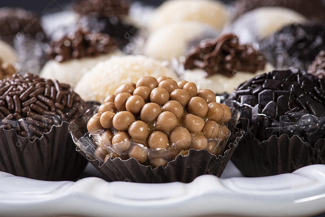 Brigadeiro. Típico doce brasileiro. Muitos tipos de brigadistas JPG