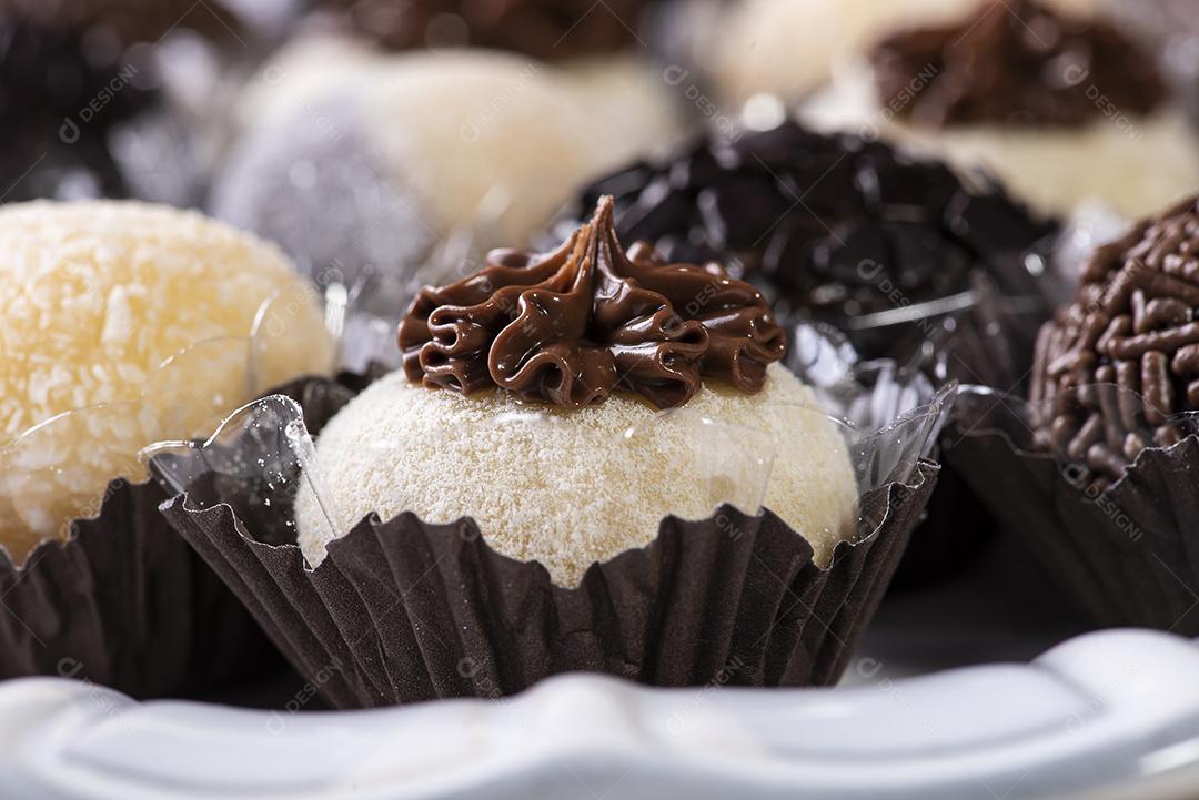 Brigadeiro. Típico doce brasileiro. Vários brigadeiros em um arco JPG