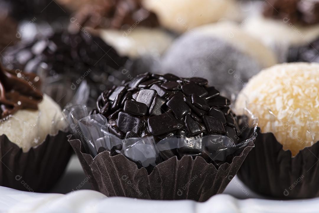 Brigadeiro. Típico doce brasileiro. Vários brigadeiros em um arco JPG