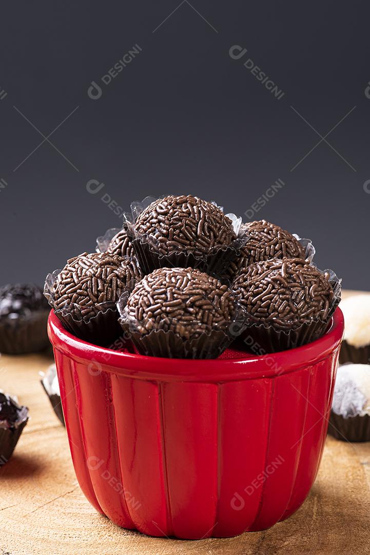 Brigadeiro. Típico doce brasileiro. Vários brigadeiros em um arco JPG