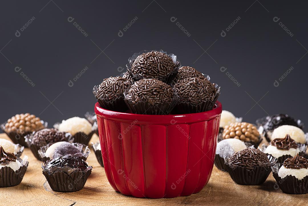 Brigadeiro. Típico doce brasileiro. Vários brigadeiros em um arco JPG
