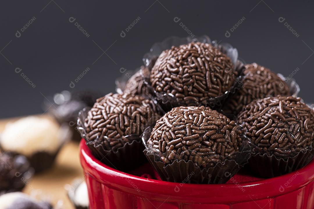 Brigadeiro. Típico doce brasileiro. Muitos tipos de brigadistas JPG