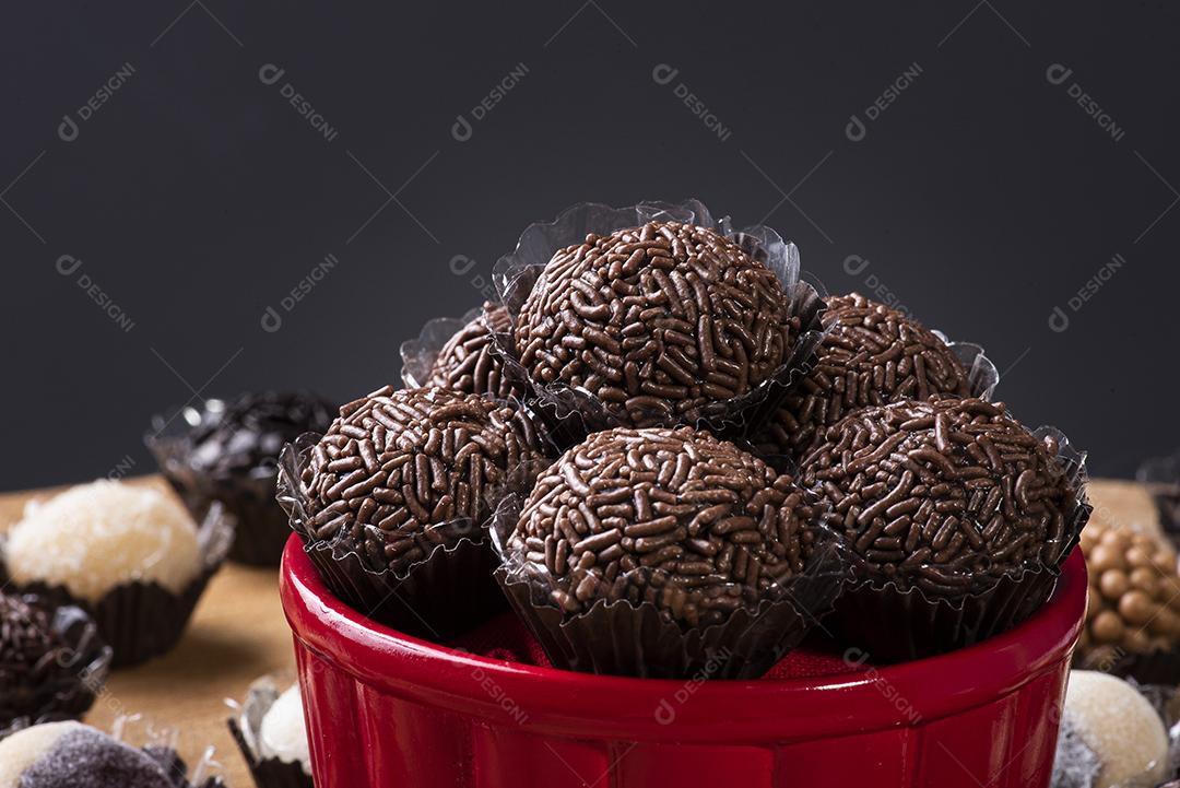 Brigadeiro. Típico doce brasileiro. Muitos tipos de brigadistas JPG