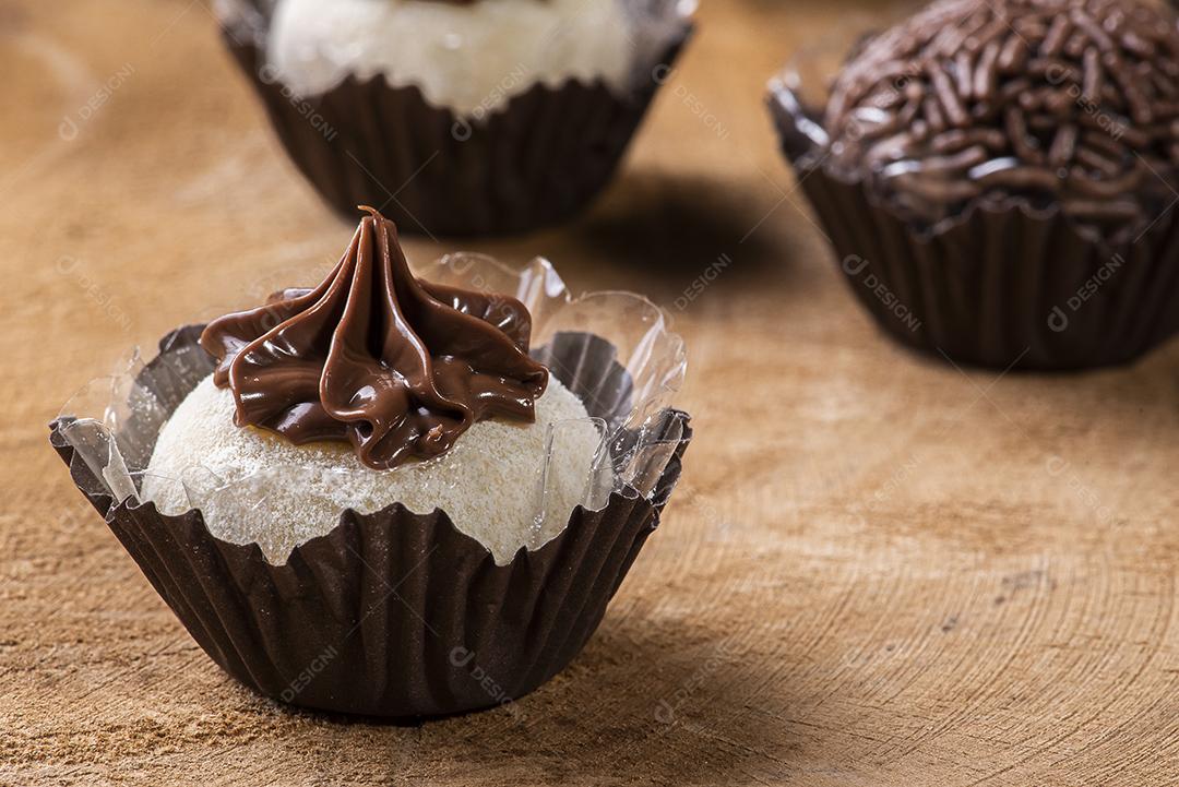 Brigadeiro. Típico doce brasileiro. Muitos tipos de brigadistas JPG
