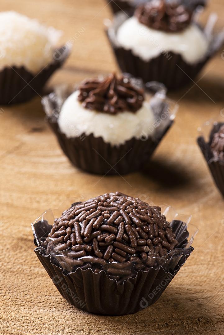 Brigadeiro. Típico doce brasileiro. Muitos tipos de brigadistas JPG