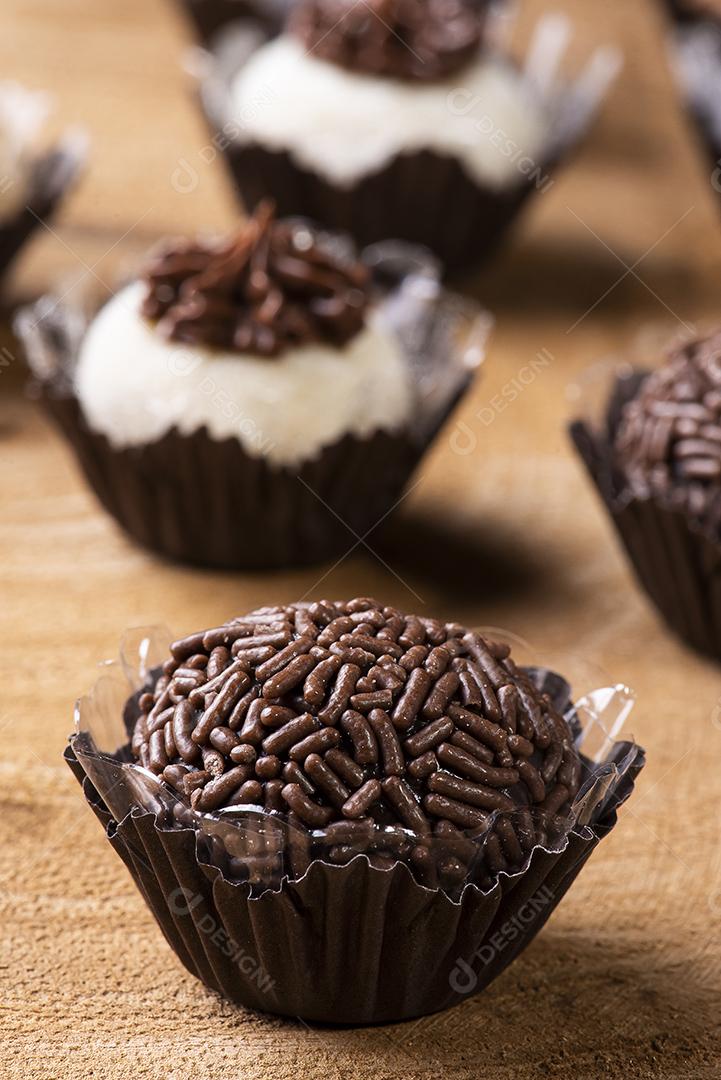 Brigadeiro. Típico doce brasileiro. Muitos tipos de brigadistas JPG
