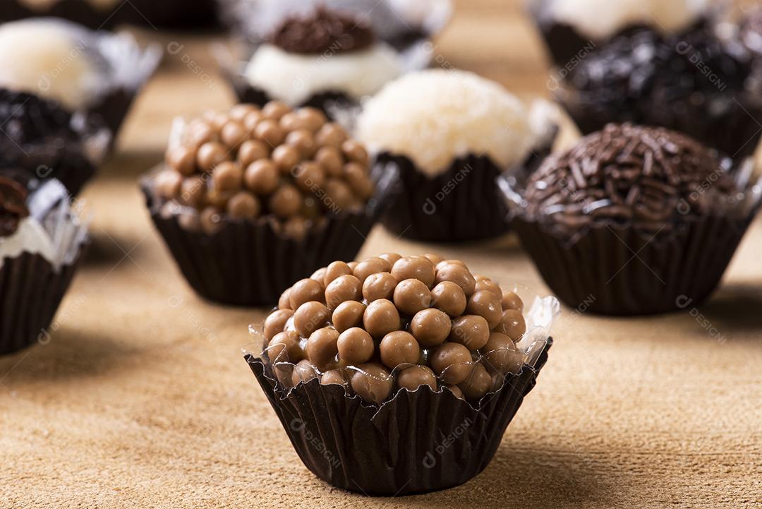Brigadeiro. Típico doce brasileiro. Muitos tipos de brigadistas JPG