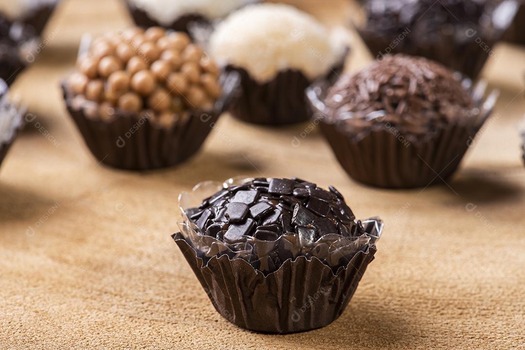 Brigadeiro. Típico doce brasileiro. Muitos tipos de brigadistas JPG