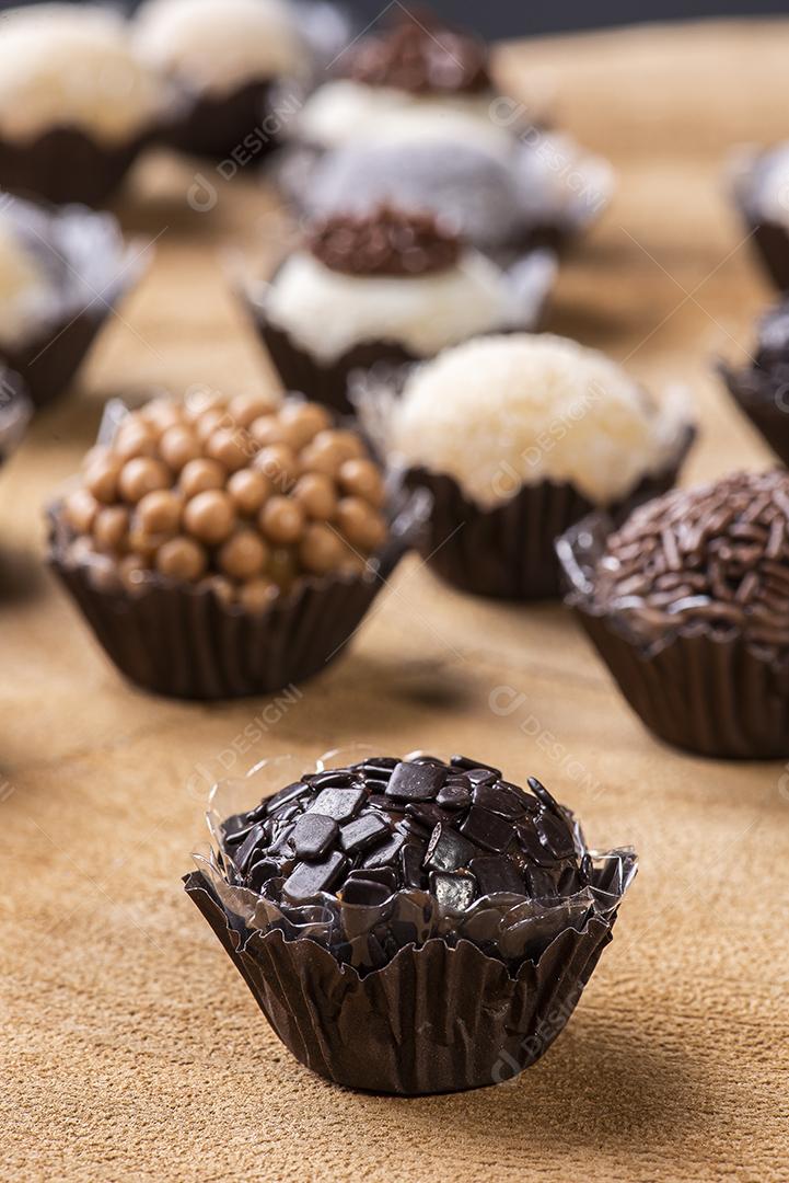 Brigadeiro. Típico doce brasileiro. Muitos tipos de brigadistas JPG