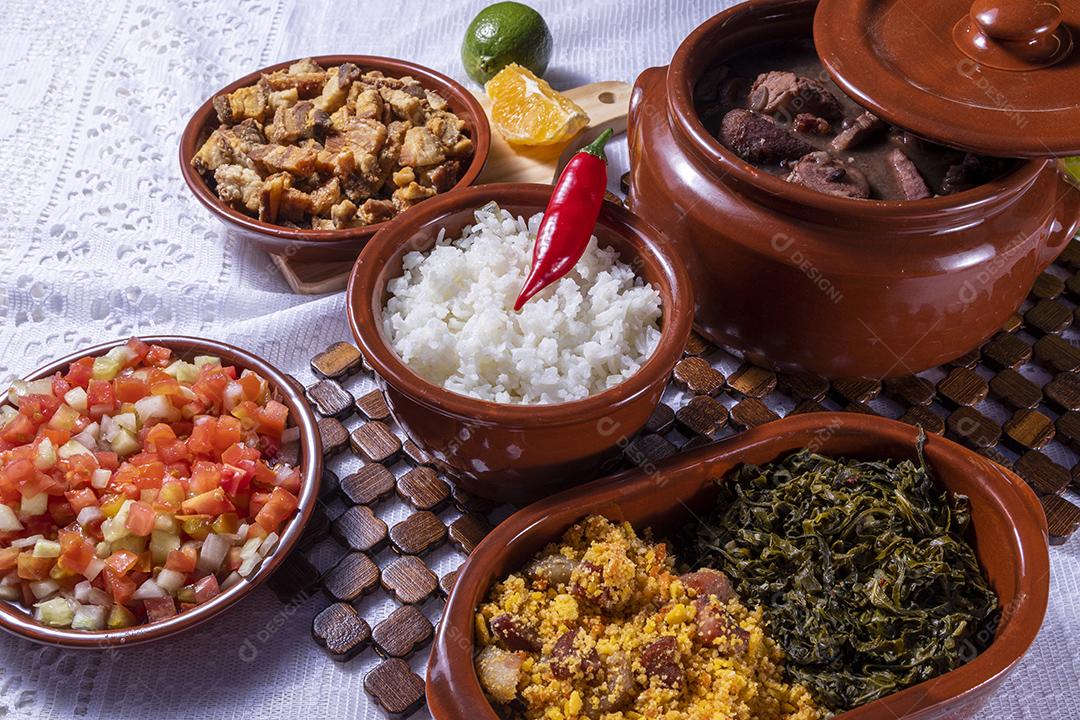 Comida feijoada salada tomate barriga de porco frita Fotos Imagem
